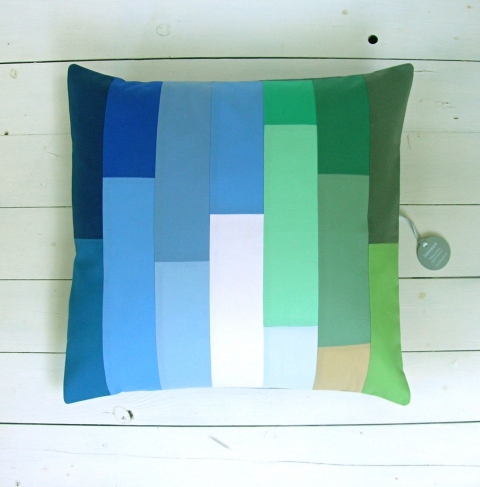 Lamoppe ombre stílusban készült kék-zöld színátmenetes patchwork díszpárnája a Meskán