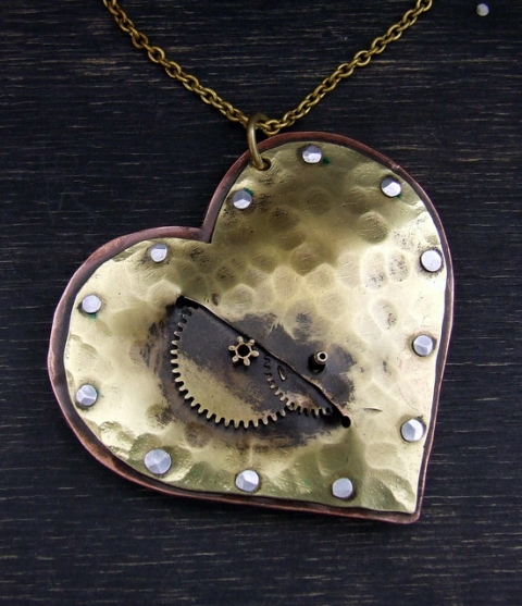 Gépszív - Fehercsaba medálja. Egy igazi steampunk mellkasában valami hasonló dobog!