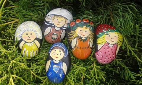 festett kőmanók a meskán