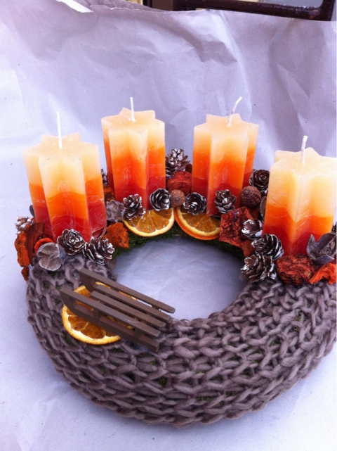 Cumpa - Barna narancs kötött hatású adventi koszorú, Meska Cumpa - Barna narancs kötött hatású adventi koszorú, Meska