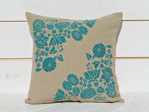 JuditVigvariDesign - Kalocsa virágai kékeszöld/türkiz díszpárna, Meska