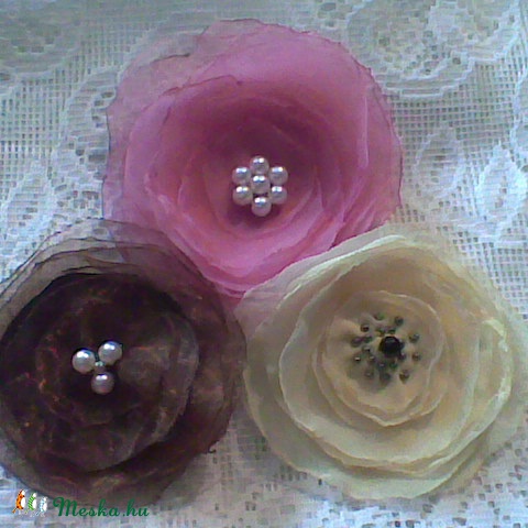 Gyöngyözött organza kitűző, Dekoráció, Mindenmás, Ruha, divat, cipő, Tavaszt váró kitűzők...hordható nyakban, karra, övre, ruhára, táskára...DE ajándékcsomago..., Meska