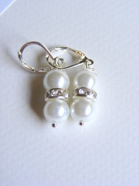 Bridal white - Vintage fülbevaló klasszikus gyöngyös, Dekoráció, Esküvő, Ékszer, óra, Fülbevaló, Fehér vagy törtfehérnek számító üveggyöngyök között strasszos rondell, vintage hangulatú klasszikus ..., Meska