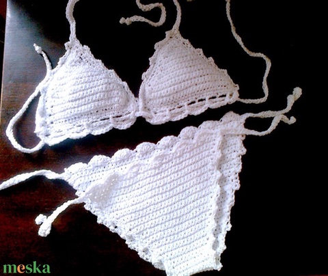horgolt fehér bikini a meskán