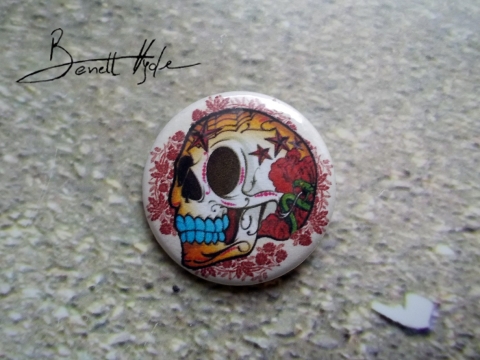 Ed Hardy stílusú kitűző!, Mindenmás, Ruha, divat, cipő, Dekoráció, Fiatal korunk kedves kiegészítői a kitűzők, jelvények napjainkban újból virágkorukat élik! Vidám kie..., Meska