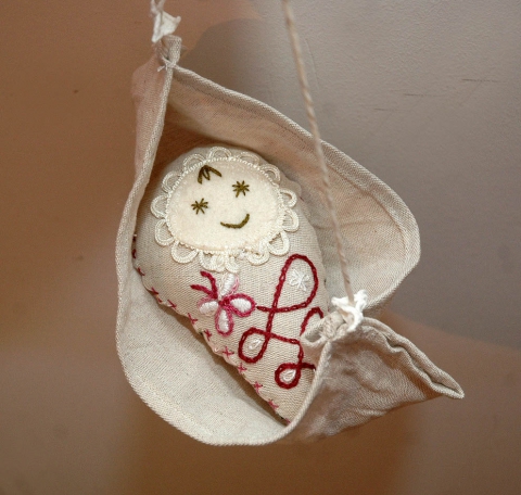 Csöpp-baba, ringatóval -narancs tulipános, Baba-mama-gyerek, Játék, Játékfigura, Újra születtek Csöpp-babák :)
Régi idők játékát idéző alvós, ölelgetős csepp alakú Cs..., Meska