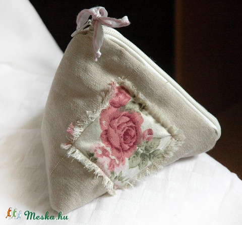 Rojtos rózsás piramis neszesszer, Táska, Gyönyörűséges, vagány és nagyon romantikus kis bármi tartó. Natúr lenvászon anyagból, old..., Meska