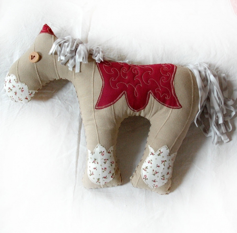 Párnalovacska bordó tulipánnal, Baba-mama-gyerek, Játék, Otthon, lakberendezés, Plüssállat, rongyjáték, Újra születtek Lovaskertben párnalovacskák!

Natur lenvászonból, színes rávarrott, hímzett ..., Meska