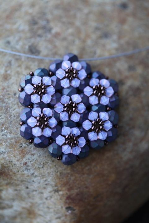 Rózsaszín hópehely medál, Ékszer, óra, Nyaklánc, Matt lilás szürke színjátszó csiszolt gyöngyöket díszítettem 4 mm-es Rose water opal Swarovski krist..., Meska