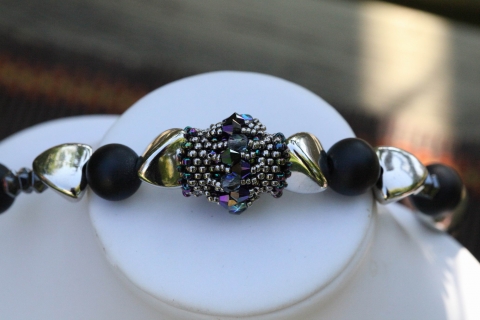 Ezüst-lila-fekete nyaklánc, Ékszer, óra, Nyaklánc, Közepén kása gyöngyből (ezüst és színjátszó lila), 4 mm-es Swarovski kristályból (színjátszó lila) v..., Meska