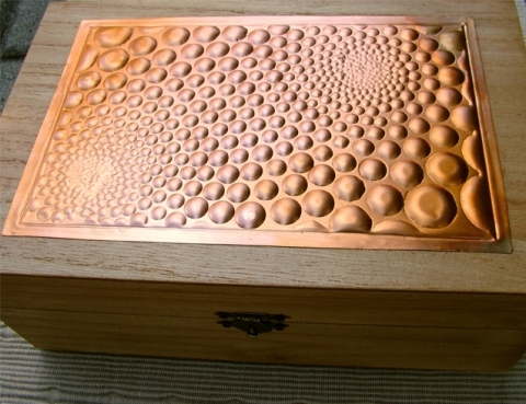 Vasarely doboz-gyöngytároló doboz, Dekoráció, Otthon, lakberendezés, Tárolóeszköz, Dombornyomott rézlemezzel díszített pácolt fadoboz. 

Mérete: 16 cm x 22 cm x 8,5 cm

Lánggal színez..., Meska