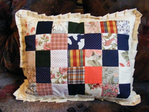 foltvarrás párna, Képzőművészet , Textil, Foltvarrással készült kispárnahuzat. Méretei: 40 x 50 cm. Mosható., Meska