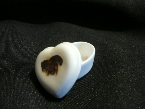 Icurka-picurka porcelán szelence kutyás, Dekoráció, Dísz, Mini porcelán kis szelencére ékszermatricát tettem,éppen egy gyűrű fér bele, de cicarajongóknak is k..., Meska