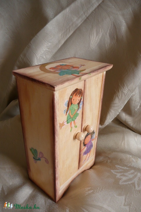 Baba bútor két ajtós szekrény, Bútor, Szekrény, 2 ajtós kis szekrény 10x6,5x18,5 cm-es dekucva tündéres szalvétával, majd lakkoztam, Meska