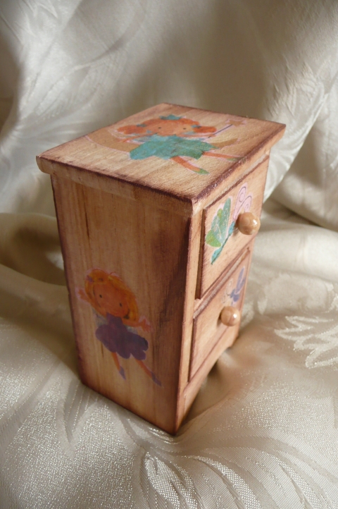 Baba bútor komód, Bútor, Szekrény, 2 fiókos mini komód 8x6x12cm-es dekucva tündéres szalvétával, majd lakkoztam, Meska