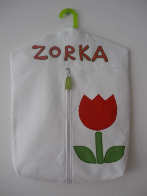 Vállfás ovis zsák, Baba-mama-gyerek, Gyerekszoba, Tárolóeszköz - gyerekszobába, Méretei: 45 x 57 cm.
Gyermek és felnőtt vállfával egyaránt használható.
Az óvodás jel applikálva, a ..., Meska