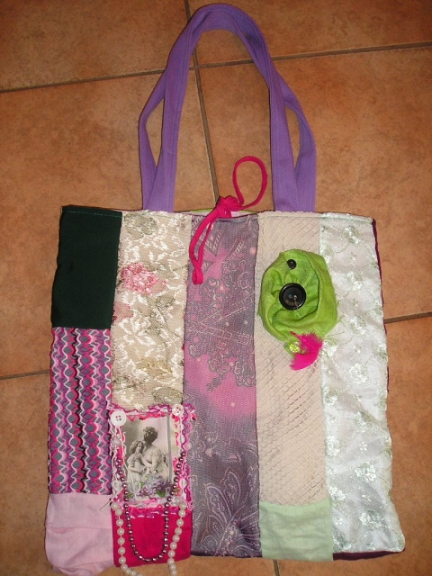 Egyedi női táska , Táska, Válltáska, oldaltáska, Bájos jelenet élénk színekbe foglalva
Mérete 36 cm x 38 cm
Fülei 58 cm hosszúak
Bélése puha pamutvás..., Meska