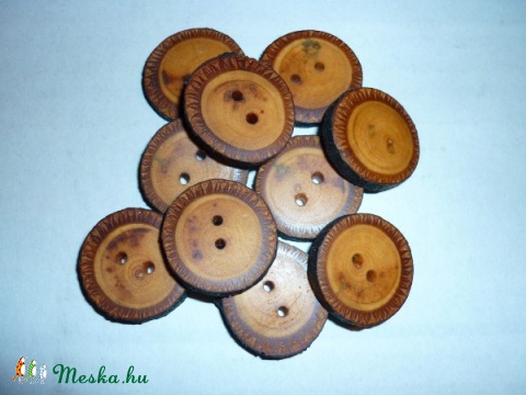 Fa gombok, Dekoráció, Dísz, Kétlyukú gombok hársfaágból, rajtuk a kéreggel.
Átmérőjük kb.2.5 cm.
Lenolajjal kezelve.
Minimum ren..., Meska