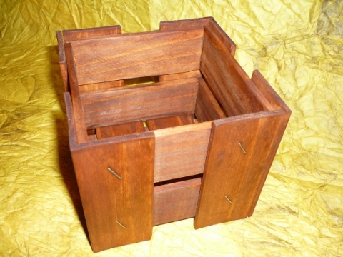 faládika, Otthon, lakberendezés, Tárolóeszköz, Láda, 3-4 mm vastag, 4 cm széles fenyőlécből készült ládika.
11x11 cm, 9.5cm magas.
Pácolva, impregnálva.
..., Meska