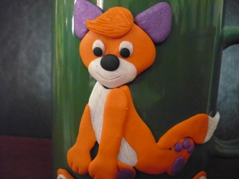 Vuk, a kisróka - névtáblás bögre, Konyhafelszerelés, Férfiaknak, Bögre, csésze, Gyerekeknek, felnőtteknek készítettem ezt a sötétzöld porcelán bögrét a jól ismert rókával. 
Vadászo..., Meska
