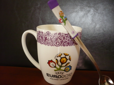 FUTBALL BÖGRE- 2012 - Névtáblás bögre kanállal, Konyhafelszerelés, Férfiaknak, Bögre, csésze, Minőségi porcelán bögrére került a strasszköves lila névtábla, melyre szívesen ráírom leendő tulajdo..., Meska