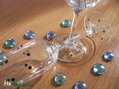 Pezsgős poharak - Lila-türkiz - Csak rendelésre!, Konyhafelszerelés, Bögre, csésze, Egyedi üvegfestett pezsgőspoharak, swarovski kővel (lila-türkiz) díszítve. 

Az ár 1 db-ra vonatkozi..., Meska