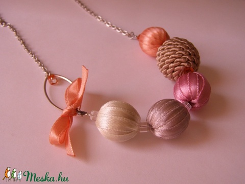 Miss Salmon Bead - Szalagos gyöngy nyaklánc, Ékszer, óra, Nyaklánc, Engedd meg, hogy bemutassam, ő itt Miss Salmon Bead. Bohém, vidám jellem, és a nyakad közelében érzi..., Meska