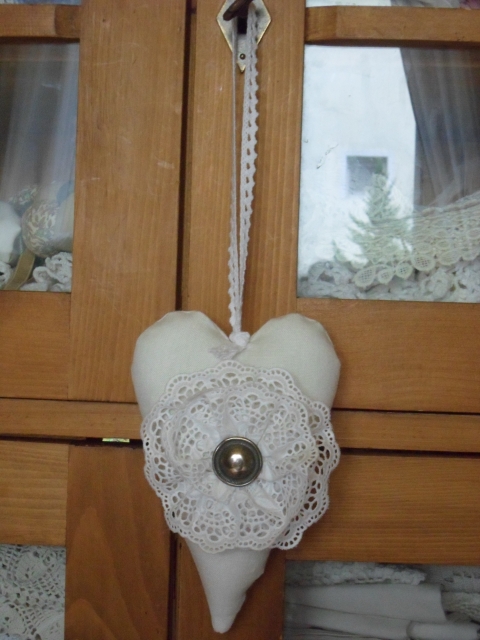 Romantikus szív, Otthon, lakberendezés, Dekoráció, Pamutvászon anyagból készült romantikus szív. 
Mérete: 18 cm + az akasztó, Meska