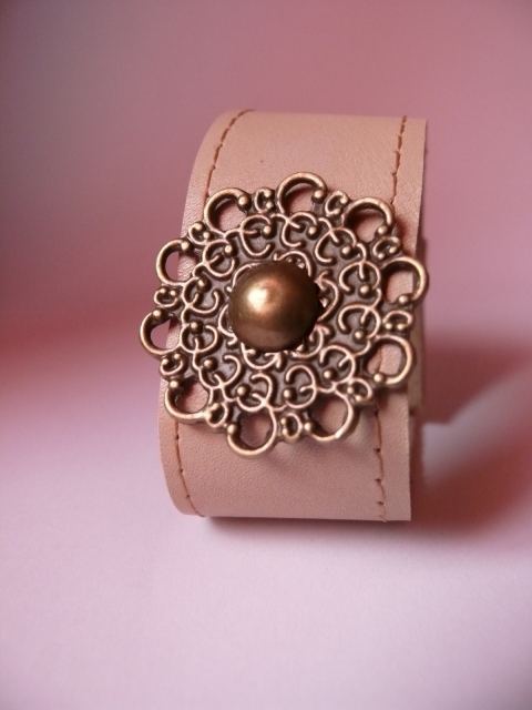 Bőr karkötő-Natural 10., Ékszer, óra, Karkötő, Nagyon egyszerű, nagyon letisztult, nagyon kifinomult!

Réz, bőr.

2,8cm széles karkötő.
3,5cm-es ré..., Meska