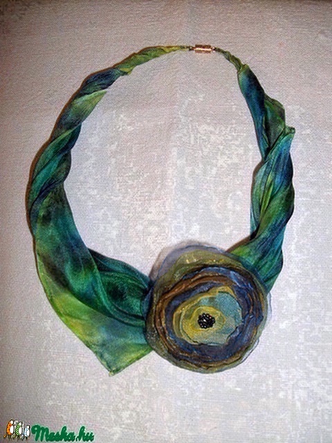Zöldek,kékek,sárgák játéka nyakékszer (selyem--organza), Ékszer, óra, Ruha, divat, cipő, Bross, kitűző, Nincs pénzed új ruhára,  meguntad a régit?Itt a megoldás!:))Hasonló megrendelhető! Egy ilyen nyakéks..., Meska