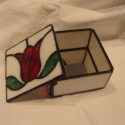  Tulipános doboz tiffany, Otthon, lakberendezés, Magyar motívumokkal, Dekoráció, Üvegművészet, Fémmegmunkálás, Ez a tulipánfejjel és két levéllel díszített doboz kedves ajándék hölgyek,lányok számára egyaránt.Tá..., Meska