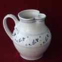 Kancsó kék virágokkal, Konyhafelszerelés, Otthon, lakberendezés, Kancsó , Kaspó, virágtartó, váza, korsó, cserép, Kerámia, 2,2 literes, 20 cm a magassága és 18 cm széles a hasa. Vörösre égő agyagból korongoztam, szikkadásak..., Meska