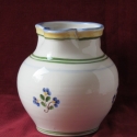 Kancsó virágokkal, Konyhafelszerelés, Otthon, lakberendezés, Kancsó , Kaspó, virágtartó, váza, korsó, cserép, Kerámia, 1,5 literes, 18 cm a magassága és 16 cm széles a hasa. Vörösre égő agyagból korongoztam, szikkadásak..., Meska