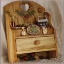 Személyre szóló ajándék: NAGYI KONYHÁJA, Képzőművészet , Otthon, lakberendezés, Dekoráció, Falikép, Mindenmás, Decoupage, szalvétatechnika, Az ajándék fiókos polcocska fából készült, környezetbarát, vízálló festékkel felületkezelt, decoupag..., Meska