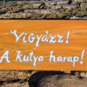 Vigyázz! A kutya harap! , Állatfelszerelések, Képzőművészet , Otthon, lakberendezés, Utcatábla, névtábla, Famegmunkálás, Festett tárgyak, Fatáblára akril festékkel készült festmény. Az időjárás viszontagságaitól lakkréteg védi.

Minden tá..., Meska