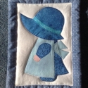 Napkalapos Zsuzsi kékben, Dekoráció, Kép, Patchwork, foltvarrás, Zsuzsis kép új színösszeállításban. Többféle kéket használtunk, indást és virágmintásat, kockással é..., Meska