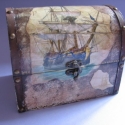 Hajós láda, Otthon, lakberendezés, Férfiaknak, Dekoráció, Tárolóeszköz, Doboz, Decoupage, szalvétatechnika, Festett tárgyak, 20x17x14 cm natur fa láda, pácolva, antikolva, szalvétatechnikával díszítve.
Lakkozva, nedves ruháv..., Meska