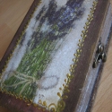 Levendulás doboz - könyvnek álcázva, Otthon, lakberendezés, Mindenmás, Dekoráció, Tárolóeszköz, Decoupage, szalvétatechnika, Festett tárgyak, 10x15x6 cm fa dobozt, festettem  , arany kontúrral díszítettem.
Használhatod ékszertartónak, apró tá..., Meska