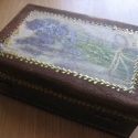 Levendulás doboz - könyvnek álcázva, Otthon, lakberendezés, Mindenmás, Dekoráció, Tárolóeszköz, Decoupage, szalvétatechnika, Festett tárgyak, 10x15x6 cm fa dobozt, festettem  , arany kontúrral díszítettem.
Használhatod ékszertartónak, apró tá..., Meska