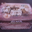 Csokis doboz - nosztalgia stílusban, Férfiaknak, Konyhafelszerelés, Otthon, lakberendezés, Tárolóeszköz, Decoupage, szalvétatechnika, Festett tárgyak, Teletömheted csokival és ajándékozhatod , szülinapra, vagy csak úgy. Persze saját magadat is megleph..., Meska