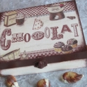 Csokis doboz - nosztalgia stílusban, Férfiaknak, Konyhafelszerelés, Otthon, lakberendezés, Tárolóeszköz, Decoupage, szalvétatechnika, Festett tárgyak, Teletömheted csokival és ajándékozhatod , szülinapra, névnapra. A közelgő pedagógusnapra is kiváló a..., Meska
