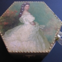 Sissi dísz- vagy ékszerdoboz, Dekoráció, Otthon, lakberendezés, Tárolóeszköz, Doboz, Decoupage, szalvétatechnika, Festett tárgyak, 16 cm átmérőjű, 8 cm magas fa díszdoboz,
Festve, decoupage technikával Sissi királyné motívummal.
..., Meska