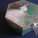 Sissi dísz- vagy ékszerdoboz, Dekoráció, Otthon, lakberendezés, Tárolóeszköz, Doboz, Decoupage, szalvétatechnika, Festett tárgyak, 16 cm átmérőjű, 8 cm magas fa díszdoboz,
Festve, decoupage technikával Sissi királyné motívummal.
..., Meska