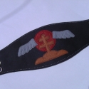 Magyaros férfi bélelt egyedi bőrkarkötő, Férfiaknak, Magyar motívumokkal, Ékszer, óra, Karkötő, Bőrművesség, Varrás, Marhabőrből készült férfi karkötő elején magyaros mintával.
Saját tervezés és kivitelezés,kézzel kés..., Meska