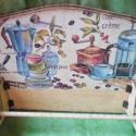 Konyhai papírtörlő tartó.kávés, Konyhafelszerelés, Decoupage, szalvétatechnika, Konyhai papírtörlő tartó.festett ,szalvétával díszített.
24x32cm
postázás postai díjszabás szerint.
..., Meska