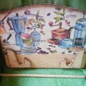 Konyhai papírtörlő tartó.kávés, Konyhafelszerelés, Decoupage, szalvétatechnika, Konyhai papírtörlő tartó.festett ,szalvétával díszített.
24x32cm
postázás postai díjszabás szerint.
..., Meska