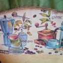Konyhai papírtörlő tartó.kávés, Konyhafelszerelés, Decoupage, szalvétatechnika, Konyhai papírtörlő tartó.festett ,szalvétával díszített.
24x32cm
postázás postai díjszabás szerint.
..., Meska