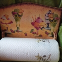 Konyhai papírtörlő tartó.fagyis, Konyhafelszerelés, Decoupage, szalvétatechnika, Konyhai papírtörlő tartó.festett ,szalvétával díszített.
24x32cm
postázás postai díjszabás szerint.
..., Meska