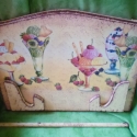 Konyhai papírtörlő tartó.fagyis, Konyhafelszerelés, Decoupage, szalvétatechnika, Konyhai papírtörlő tartó.festett ,szalvétával díszített.
24x32cm
postázás postai díjszabás szerint.
..., Meska