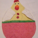 Tyúkanyó, falra akasztható tároló, Dekoráció, Konyhafelszerelés, Otthon, lakberendezés, Patchwork, foltvarrás, Varrás, Tyúkanyó, falra akasztható tároló


Falra akasztható tyúkanyó, melynek zsebében húsvéti szalvétát, f..., Meska